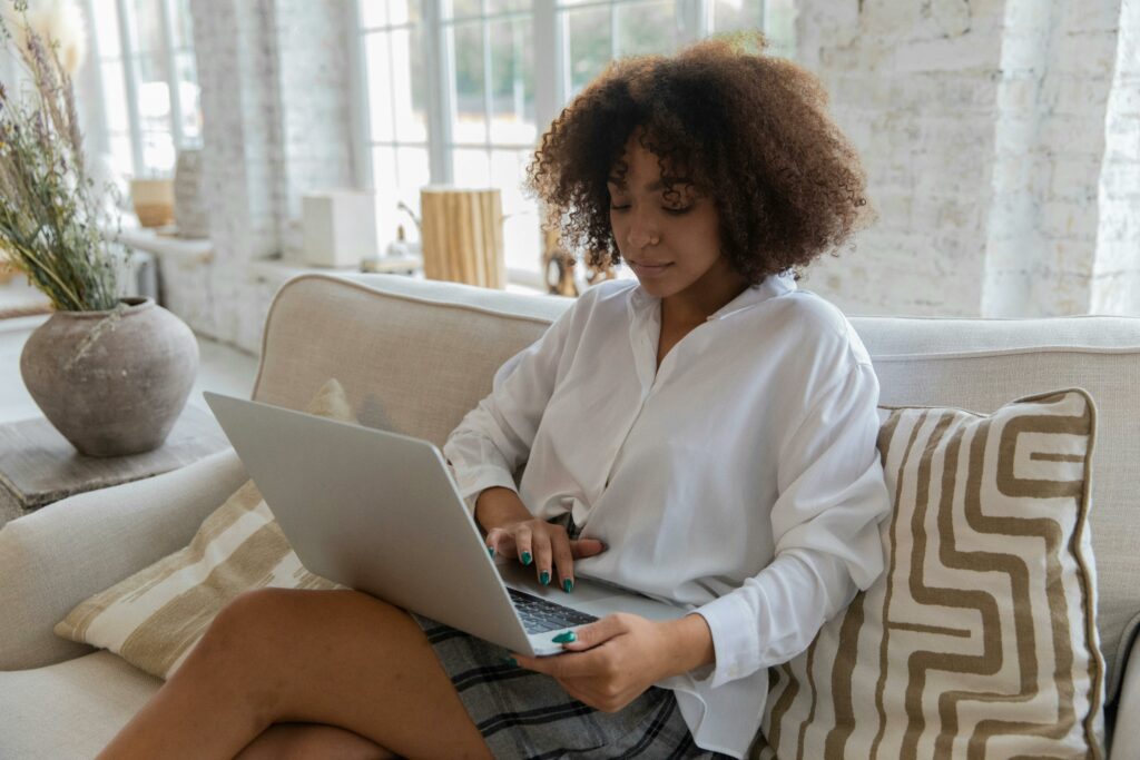 Femme installé devant son ordinateur portable.